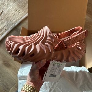 SALEHE BEMBURY X CROCS POLLEX CLOG KUWATA